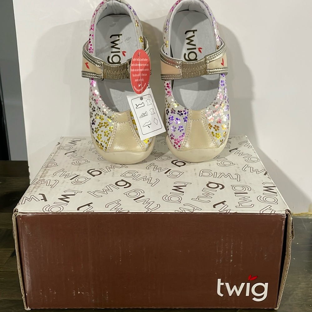 NWT Twig Girls CYN Gold Print Leather Shoes